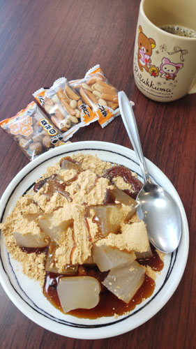 茶話会。お茶請けはわらび餅。